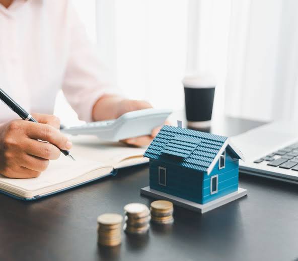 A couple plans their apartment purchase budget at the computer